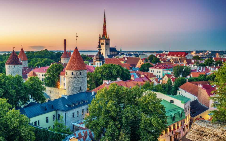 Tallinn, Estland: Luftaufnahme der Altstadt bei Sonnenuntergang